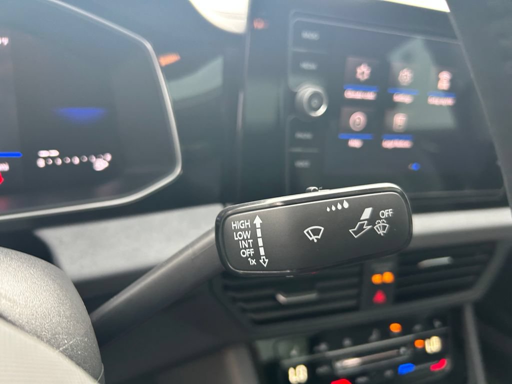 Certified 2025 Volkswagen Jetta SE FWD image 29