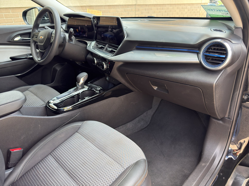 Used 2025 Chevrolet Trax LT FWD image 36