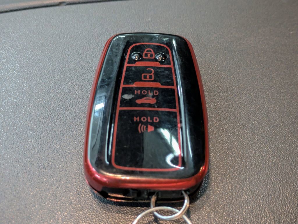 Used 2020 Toyota Highlander XLE image 32