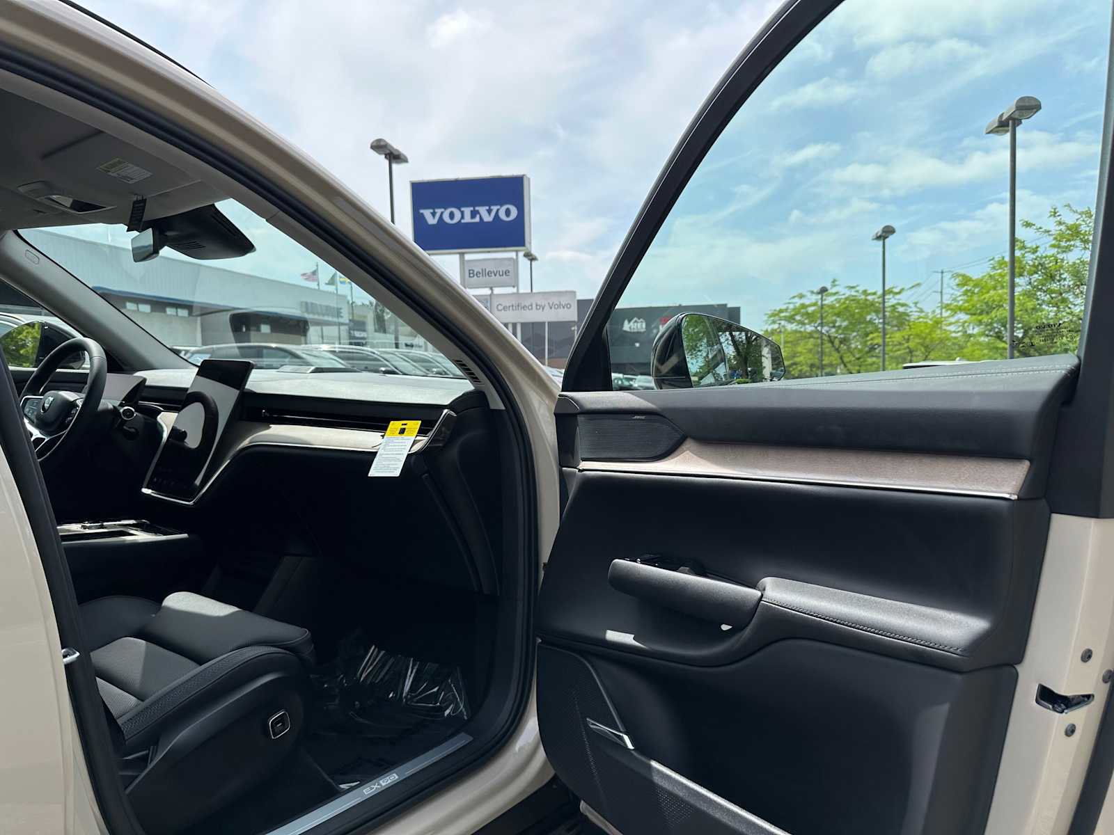 New 2025 Volvo EX90 Ultra image 11