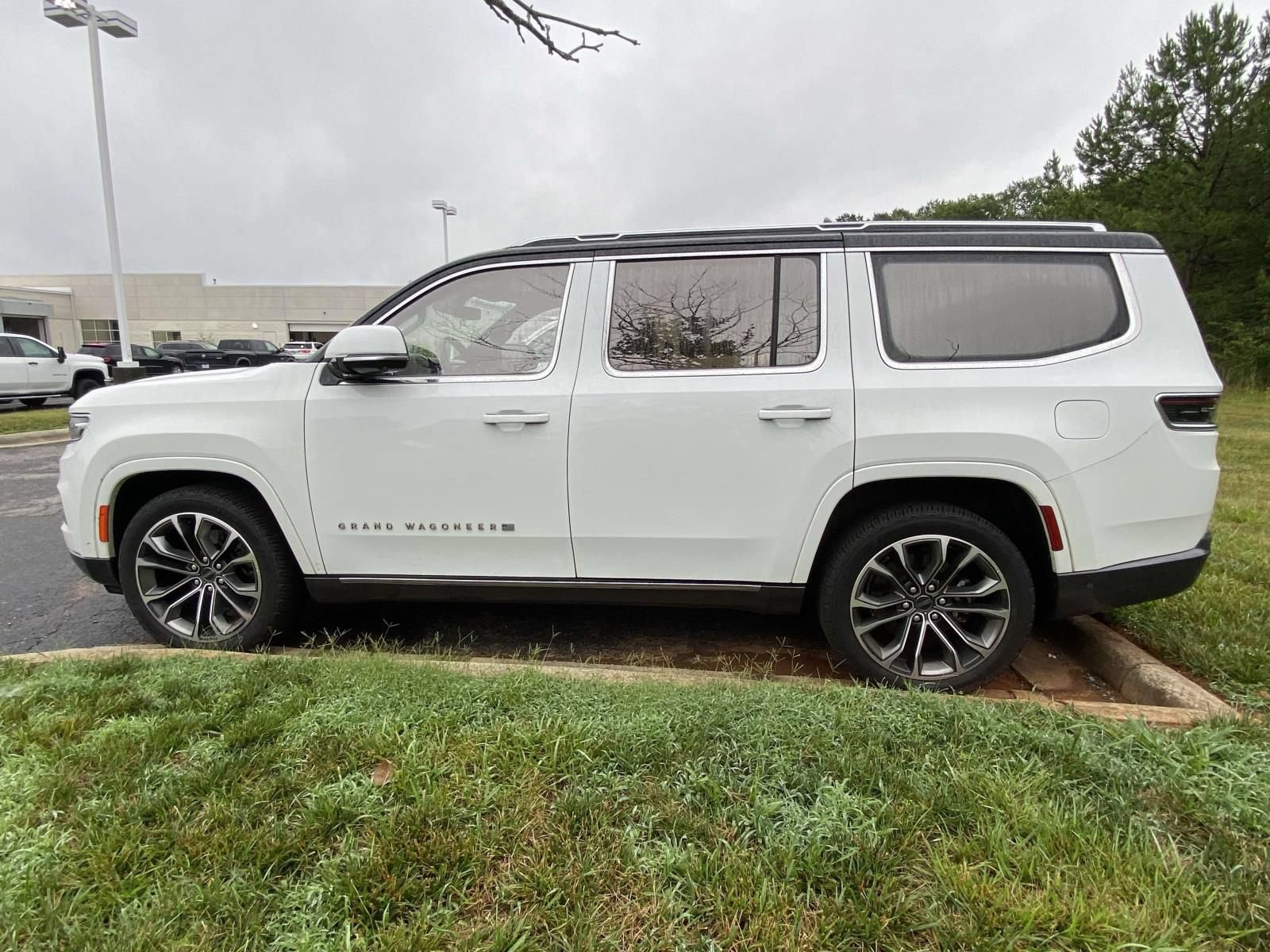 Used 2022 Jeep Grand Wagoneer Series III w/ Rear Seat Video Group 1 AWD/4WD image 9