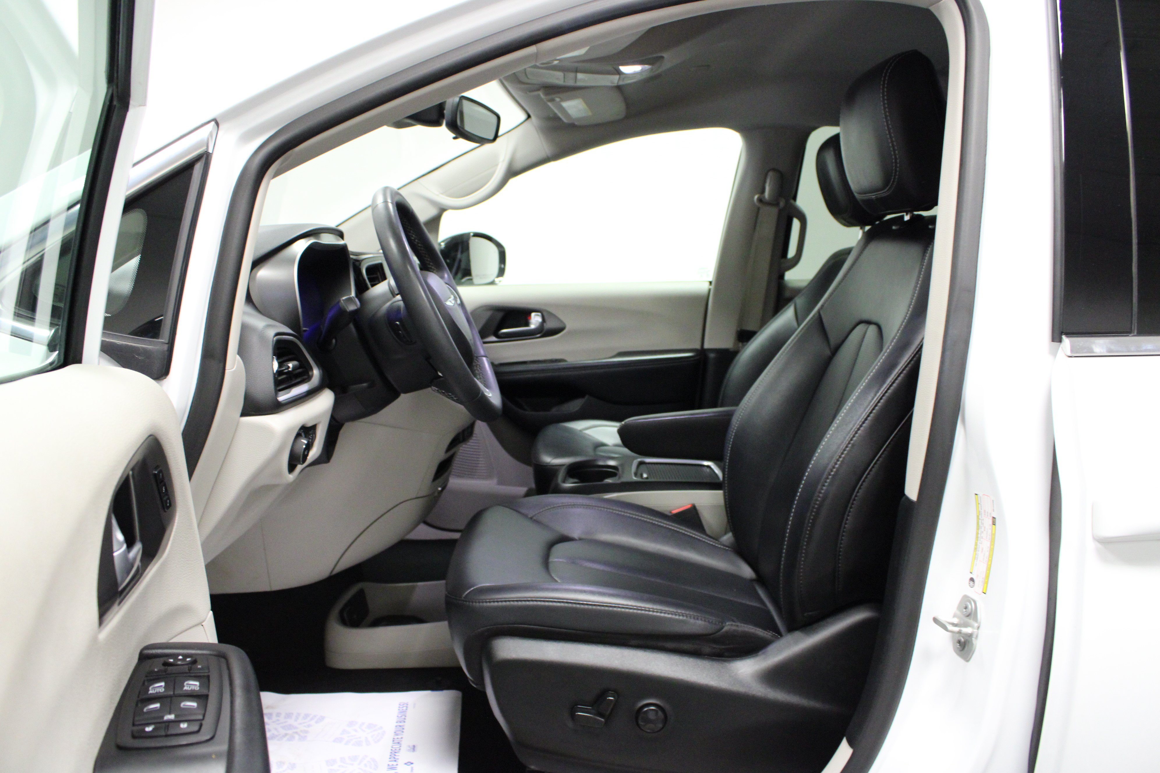 Used 2024 Chrysler Pacifica Touring-L FWD image 12