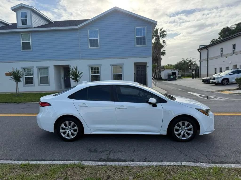 Used 2022 Toyota Corolla LE FWD image 4