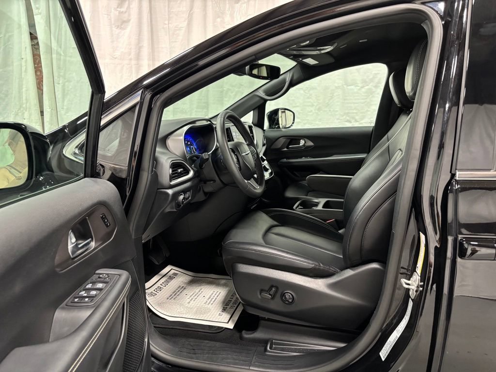 Used 2025 Chrysler Pacifica Select FWD image 10