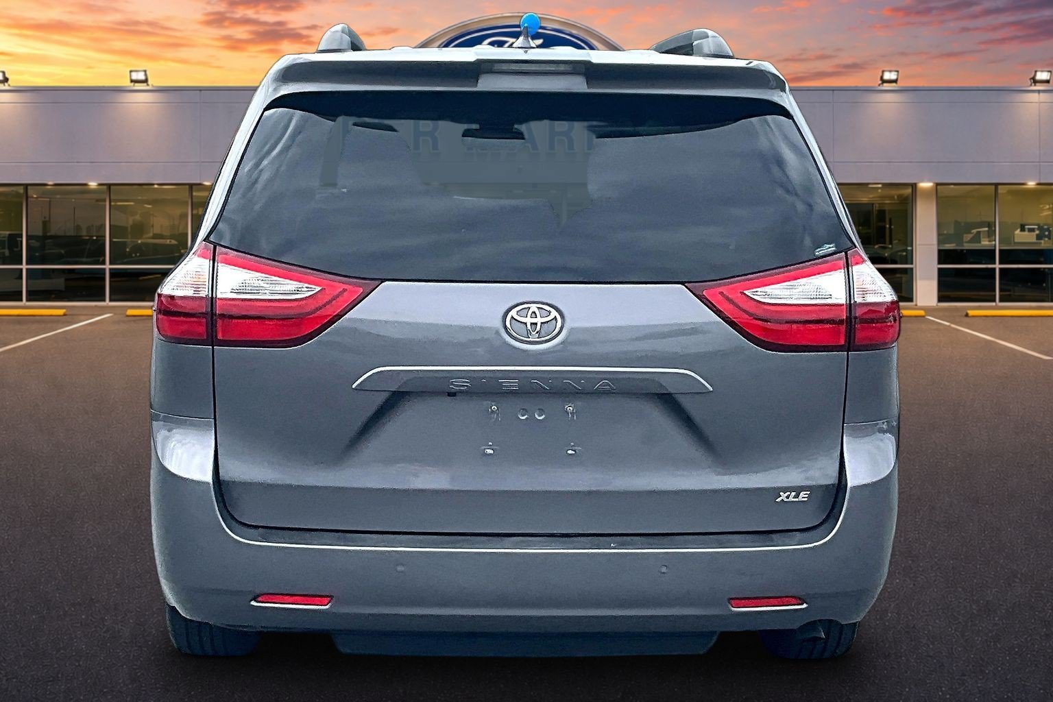 Used 2018 Toyota Sienna XLE w/ XLE Navigation Package FWD image 4