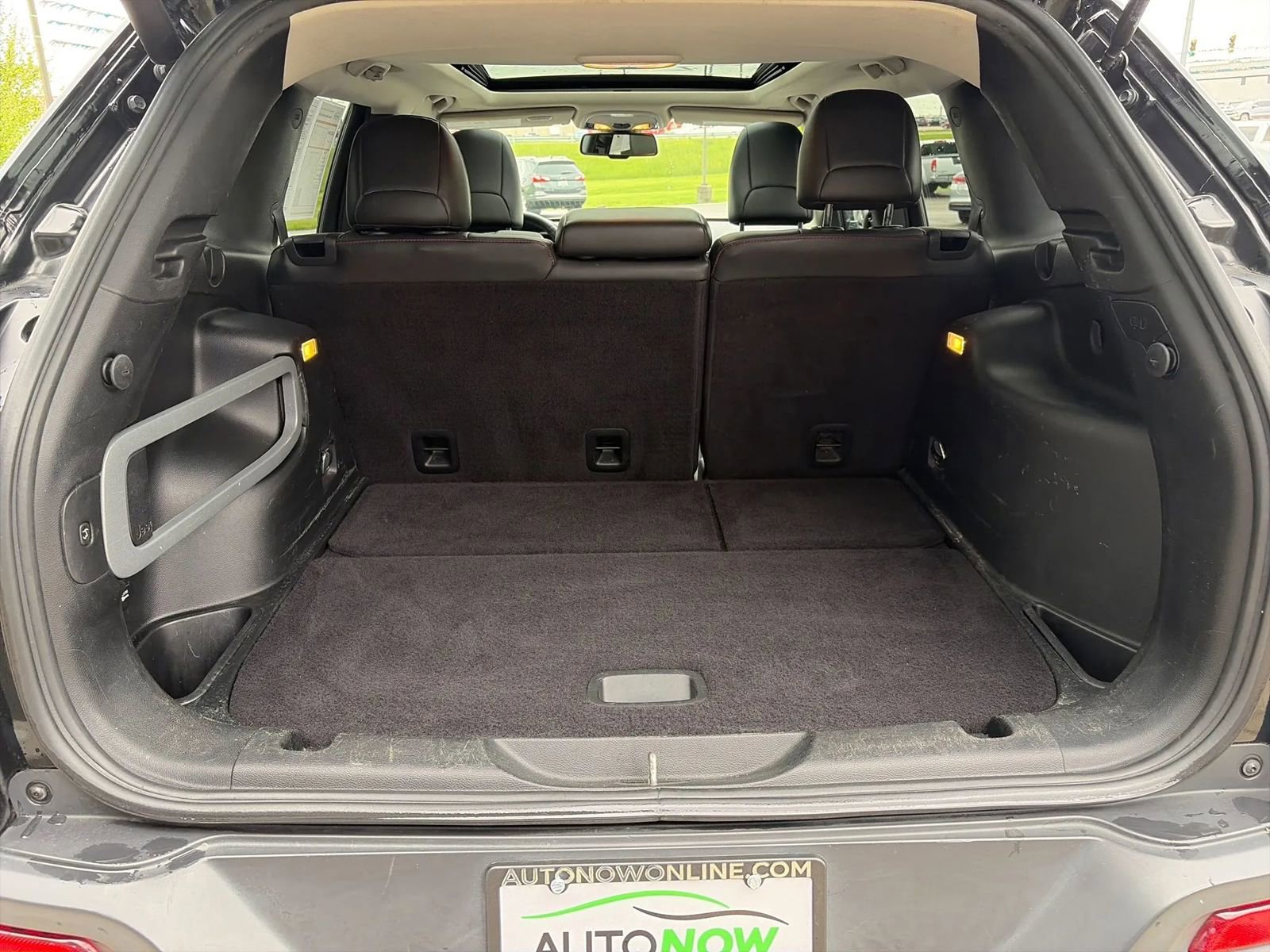 Used 2018 Jeep Cherokee Trailhawk AWD/4WD image 23