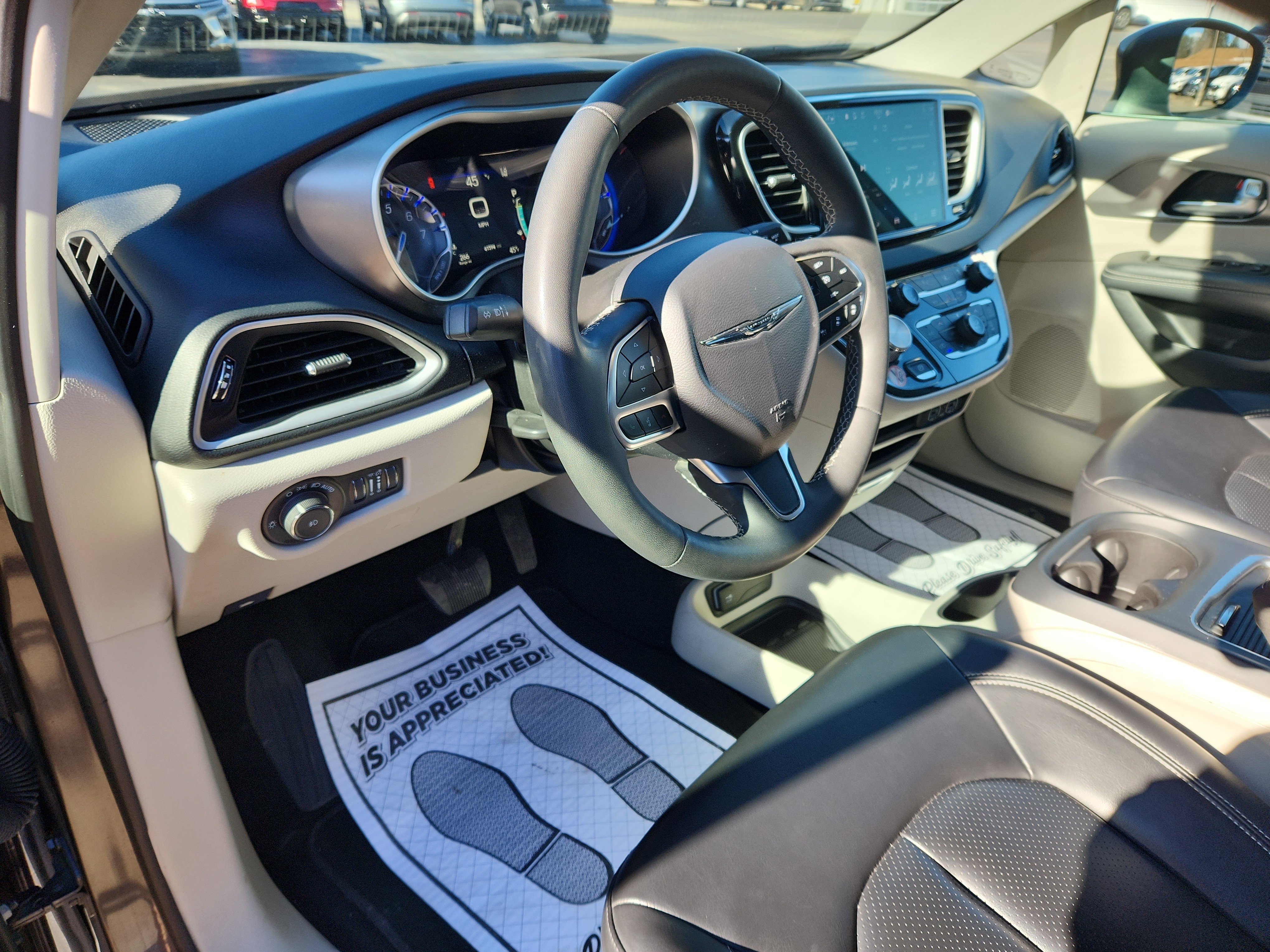 Used 2023 Chrysler Pacifica Touring-L image 16