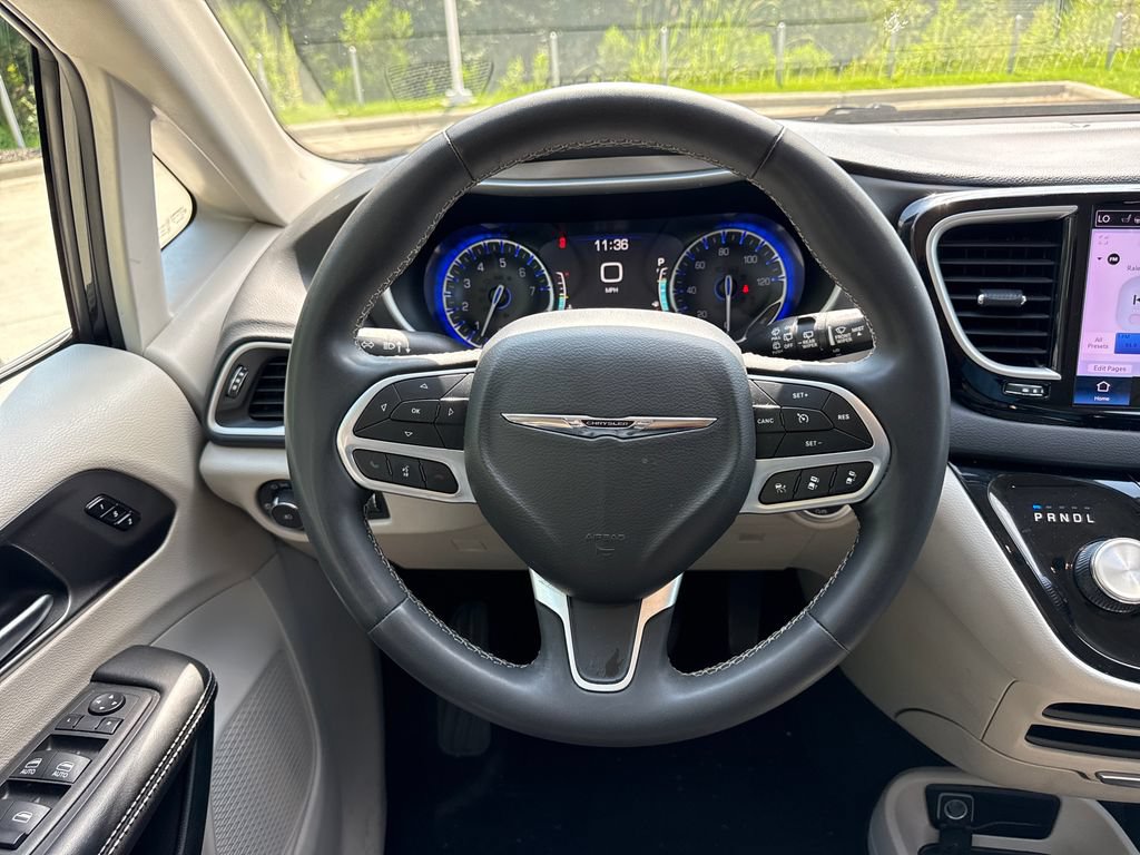 Used 2023 Chrysler Pacifica Touring-L FWD image 19