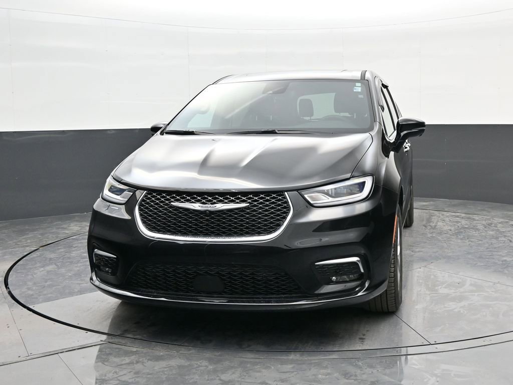 Used 2025 Chrysler Pacifica Select image 3