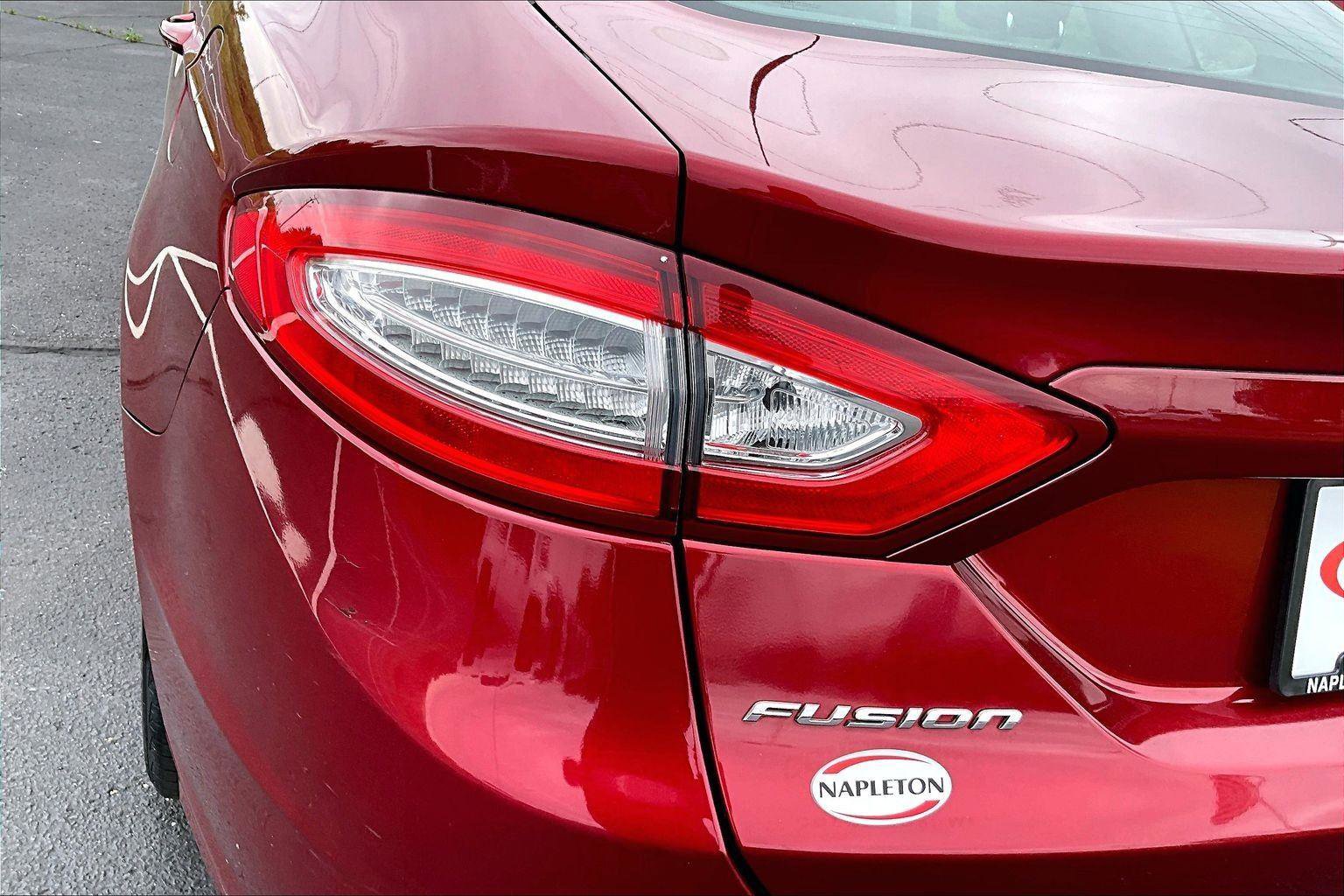 Used 2016 Ford Fusion SE FWD image 31
