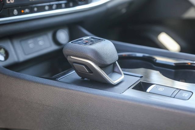 Used 2025 Nissan Rogue SV w/ SV Premium Package image 23