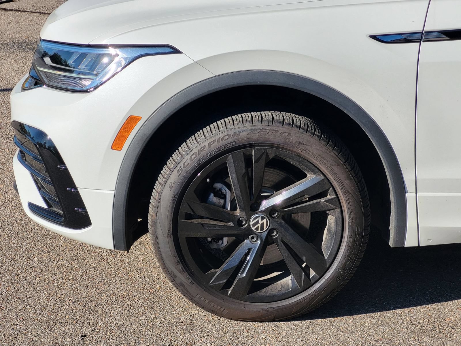 Used 2024 Volkswagen Tiguan SE R-Line w/ MDO Package, Two-Row AWD/4WD image 7