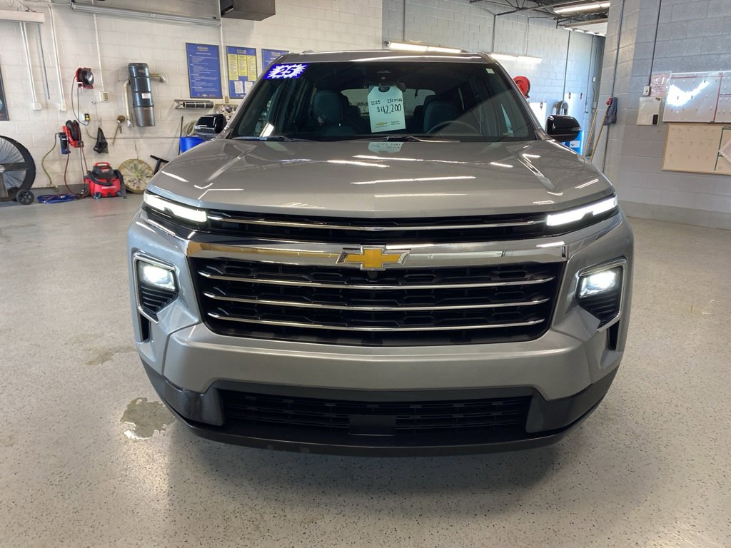Used 2025 Chevrolet Traverse LT image 2