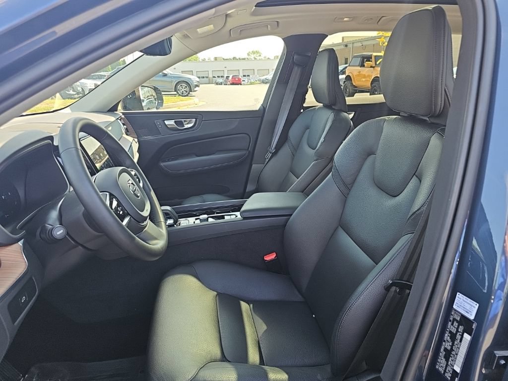 Used 2024 Volvo XC60 B5 Plus w/ Protection Package Premier AWD/4WD image 3