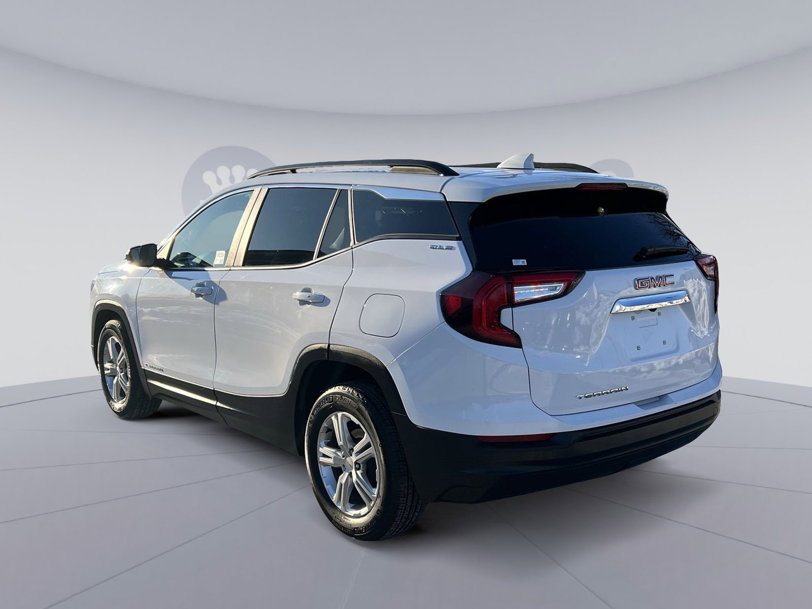 Used 2022 GMC Terrain SLE w/ Driver Convenience Package image 4