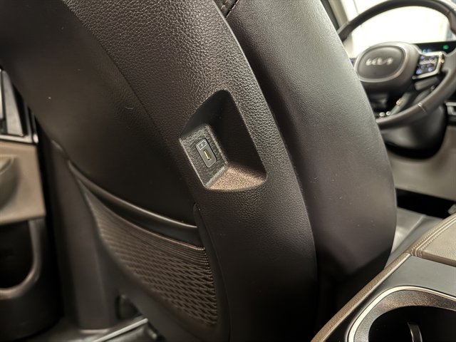 Used 2025 Kia Carnival image 17