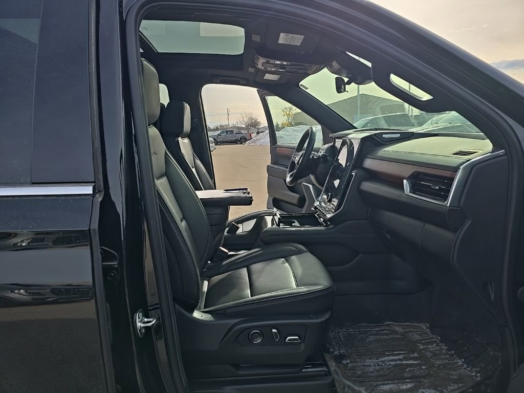 Used 2025 GMC Yukon Denali w/ Denali Reserve Package image 14