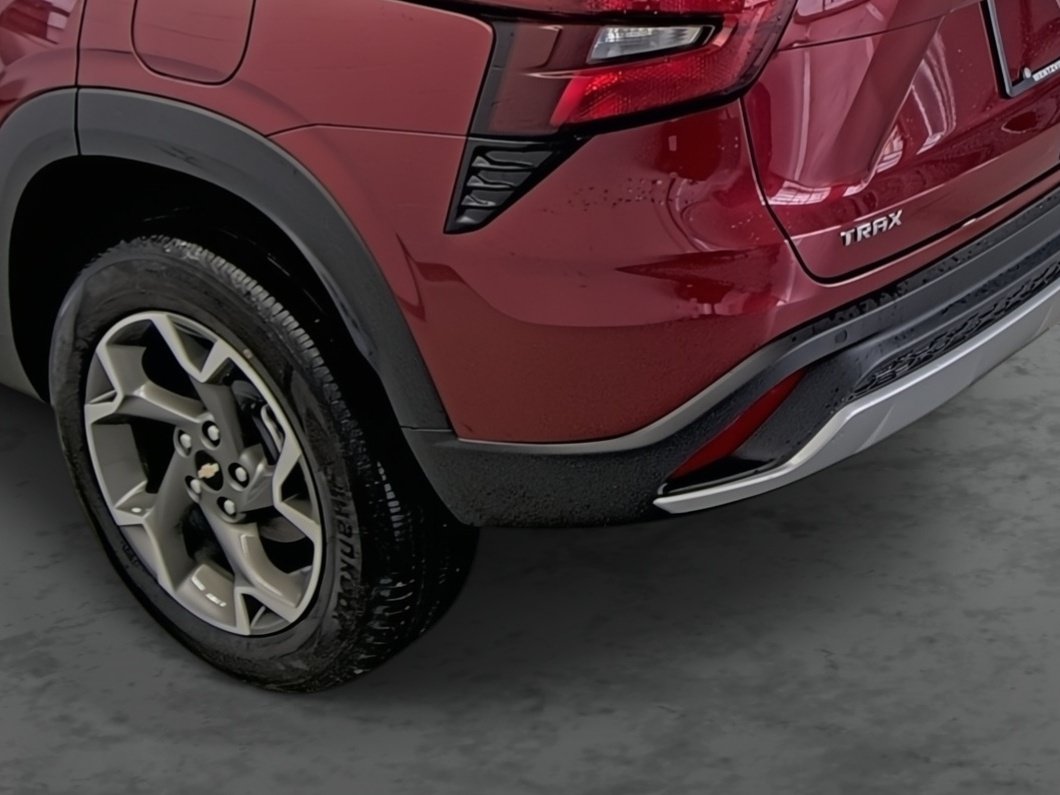 Used 2025 Chevrolet Trax LT w/ Driver Confidence Package FWD image 9