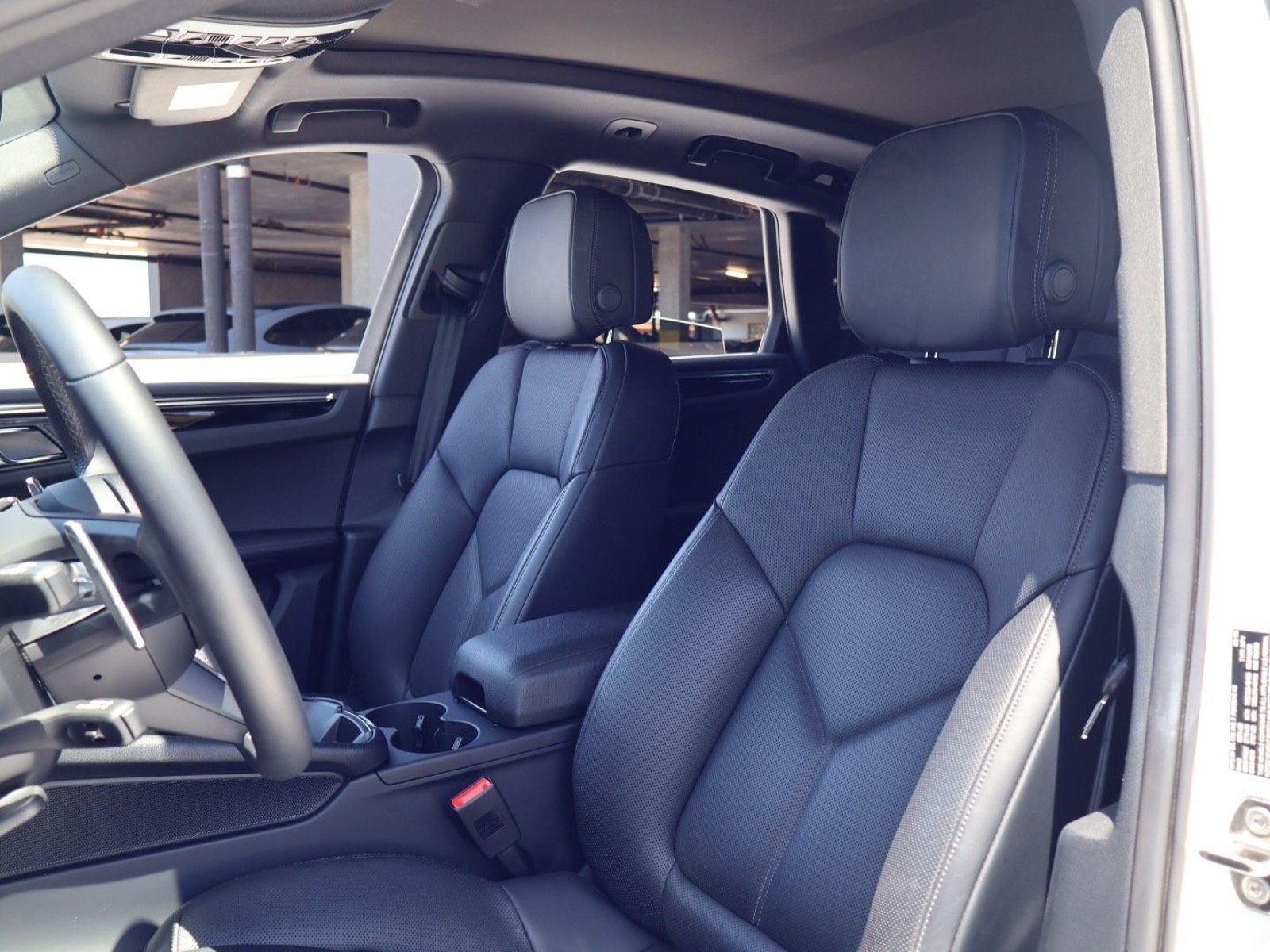 Certified 2025 Porsche Macan AWD/4WD image 5