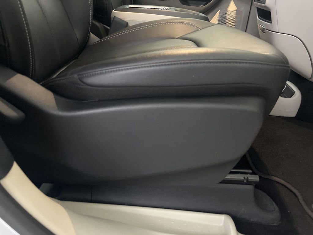 Used 2024 Chrysler Pacifica Touring-L image 54