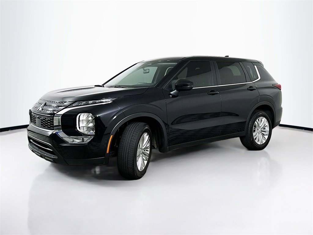 Used 2024 Mitsubishi Outlander ES image 2