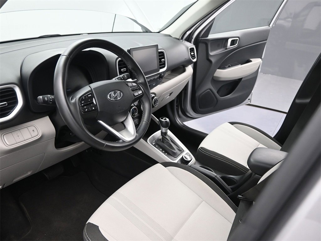 Used 2023 Hyundai Venue SEL image 14