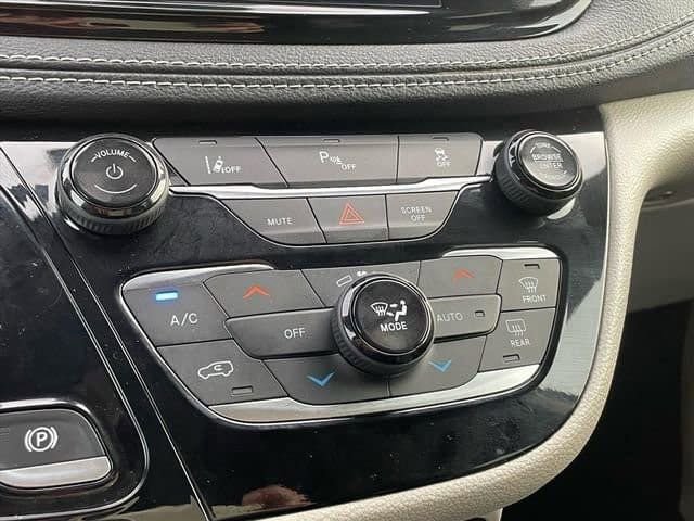 Used 2022 Chrysler Pacifica Touring-L image 28