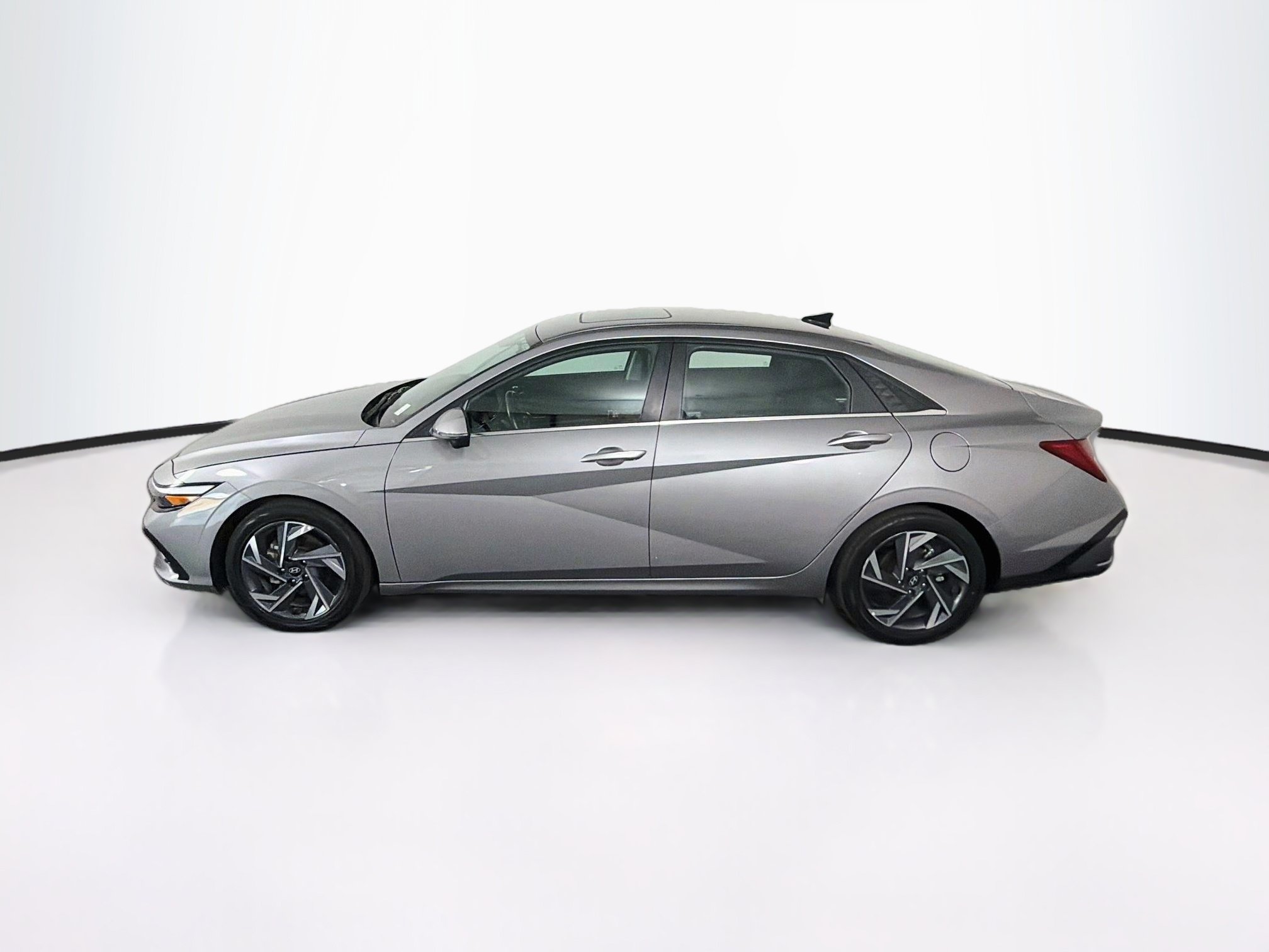 Used 2024 Hyundai Elantra Limited FWD image 4