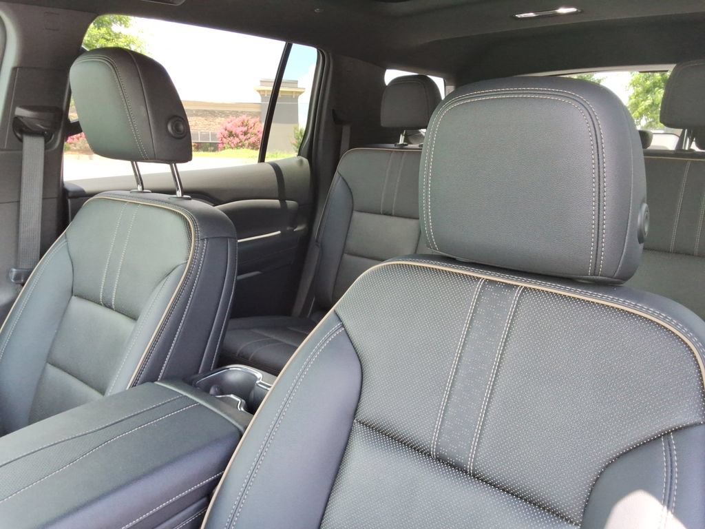 Certified 2025 Chevrolet Traverse High Country FWD image 23