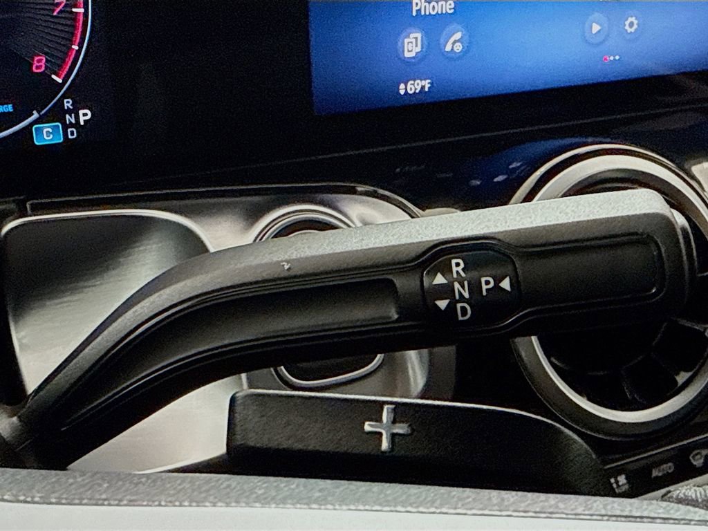 Used 2025 Mercedes-Benz GLB 250 image 17