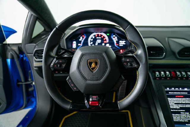 Used 2022 Lamborghini Huracan EVO RWD image 17