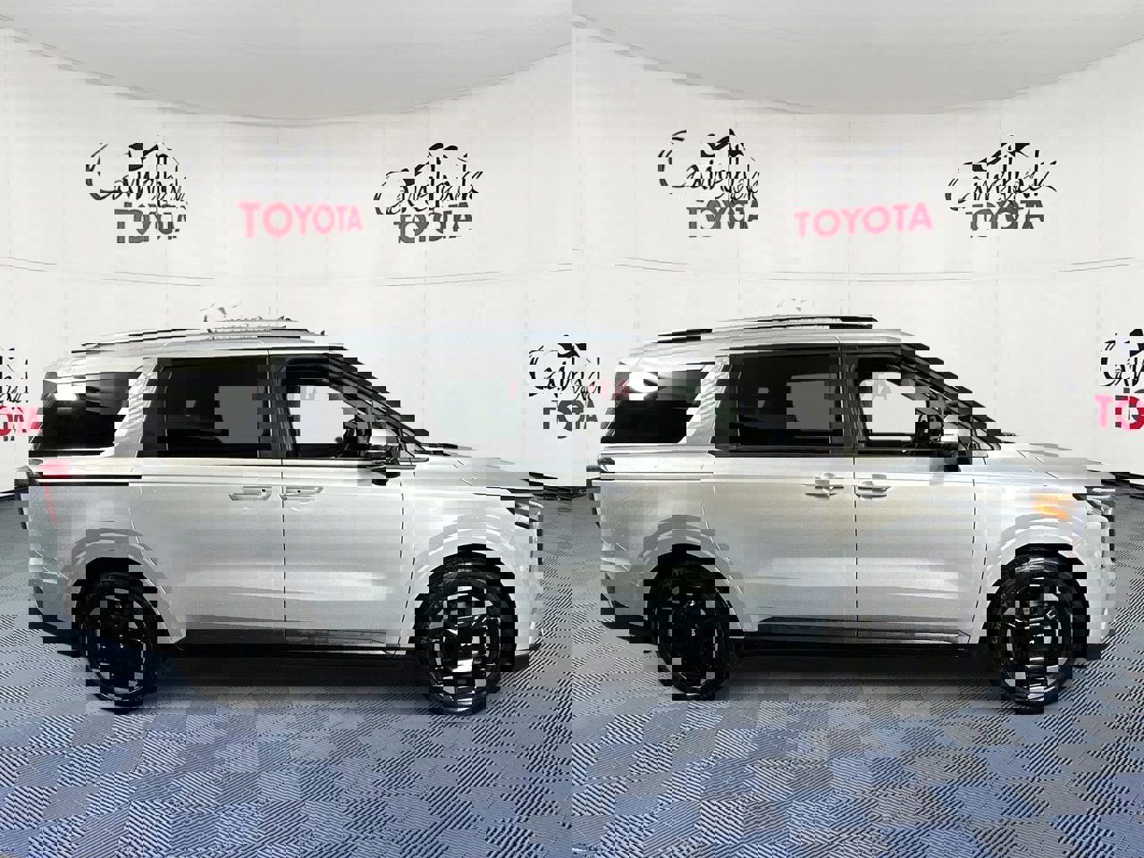 Used 2025 Kia Carnival EX image 8