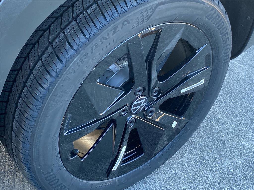 New 2026 Volkswagen Taos SE image 12