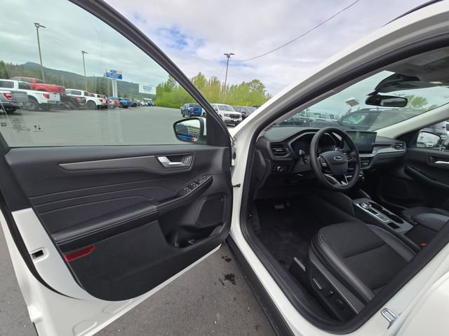 New 2025 Ford Escape SE w/ Class II Trailer Tow Package image 16