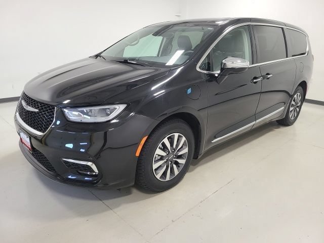 Used 2023 Chrysler Pacifica Limited FWD image 3