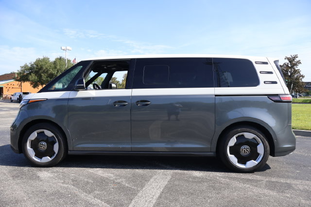 Used 2025 Volkswagen ID. Buzz Pro S RWD image 5