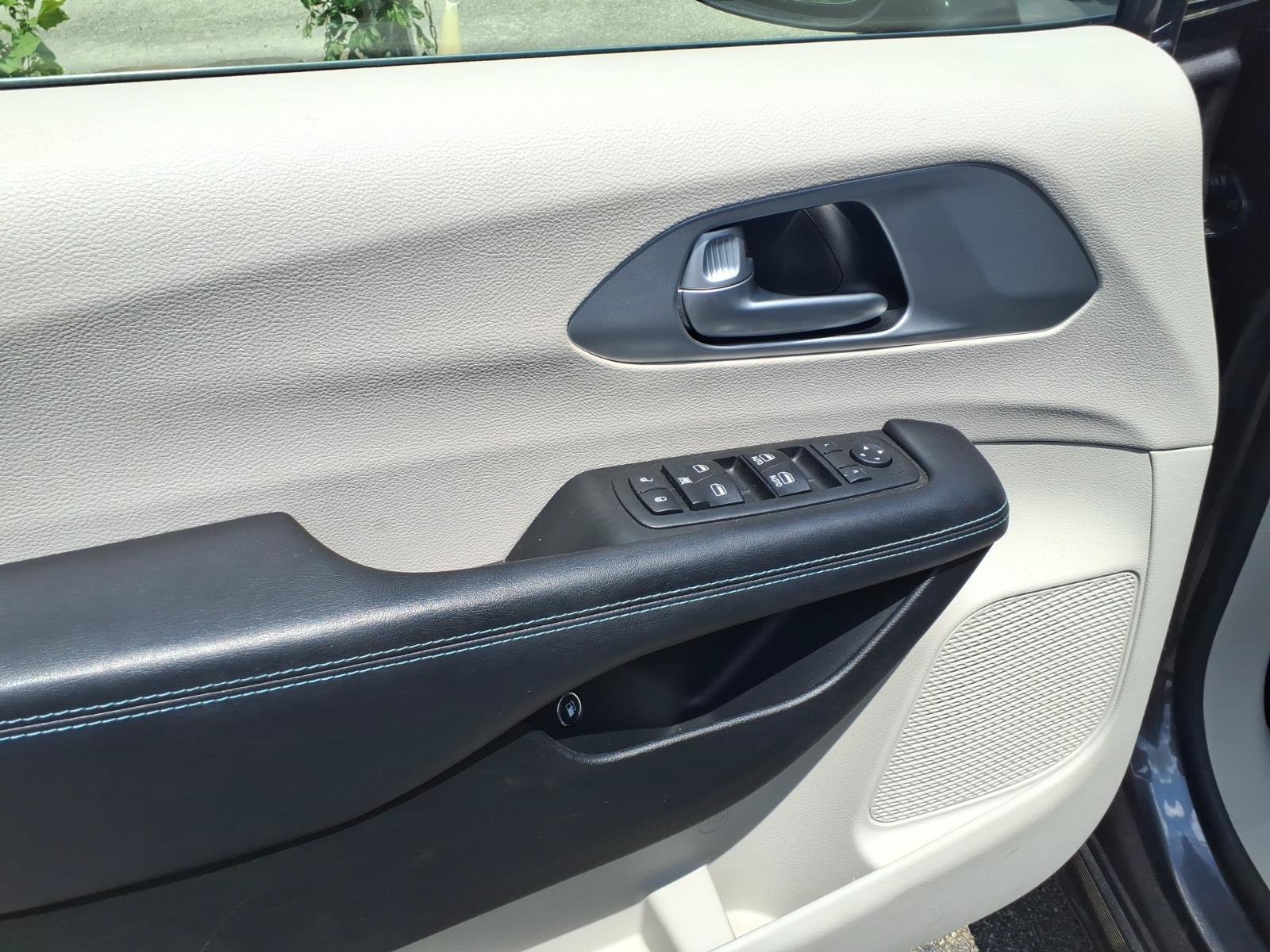 Used 2017 Chrysler Pacifica Touring Plus FWD image 8