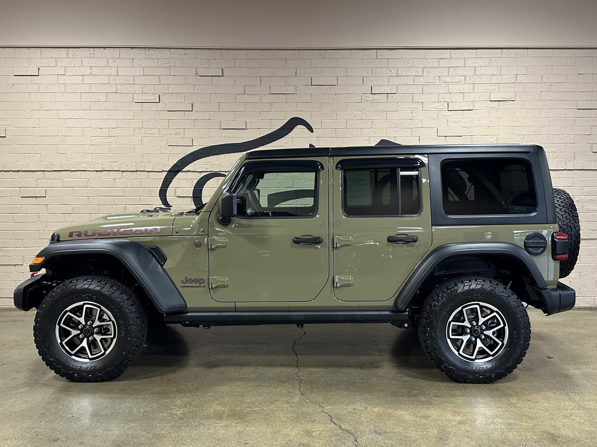 Used 2025 Jeep Wrangler Rubicon w/ Technology Group image 8