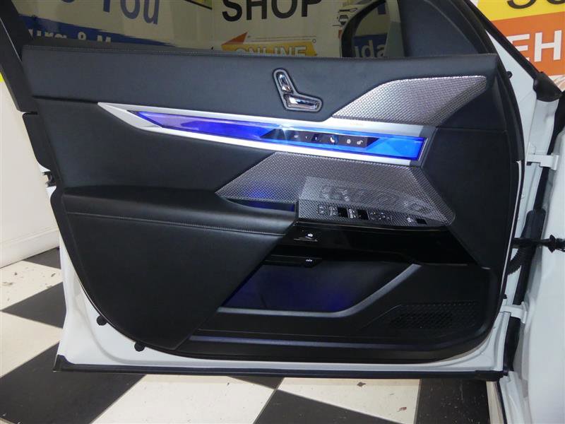 Used 2024 BMW i7 xDrive60 w/ Premium Package image 31