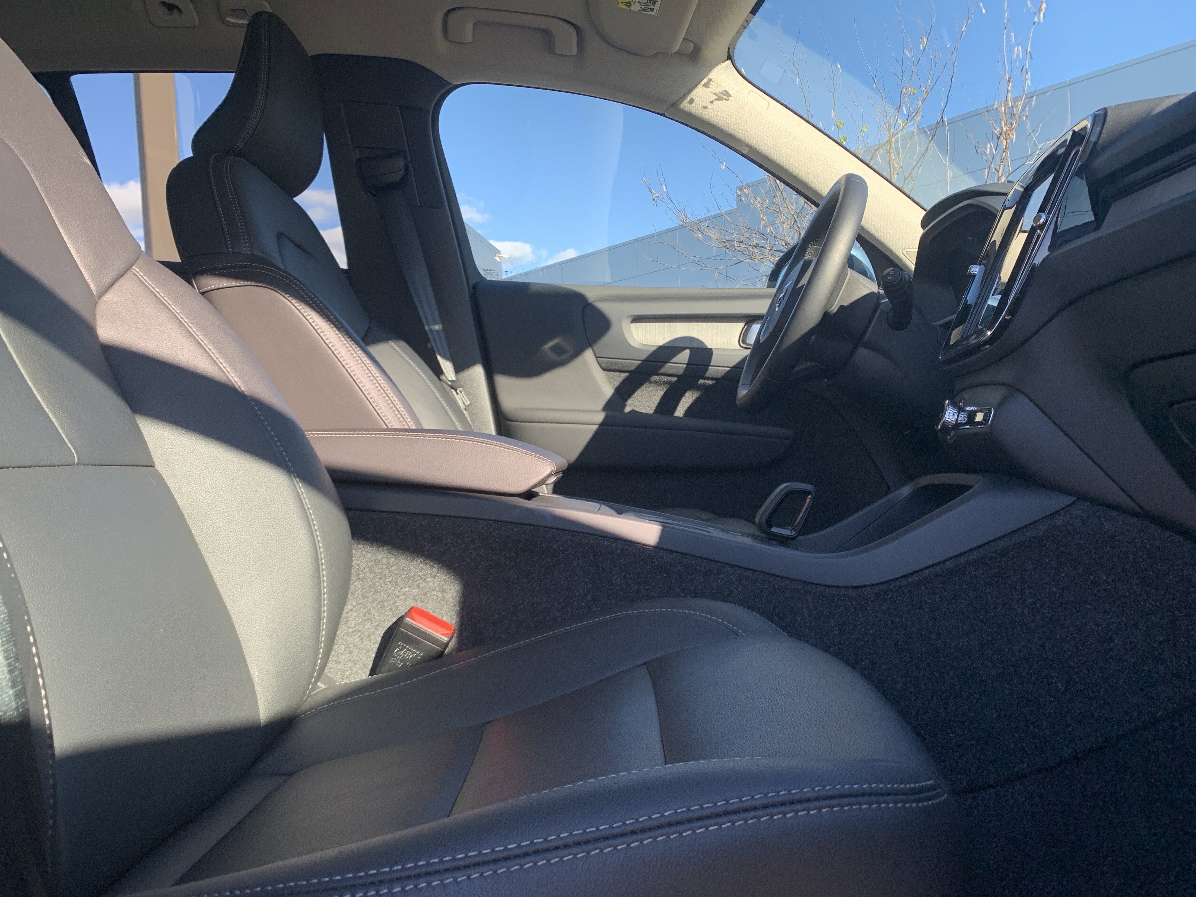 Used 2025 Volvo XC40 B5 Core image 35