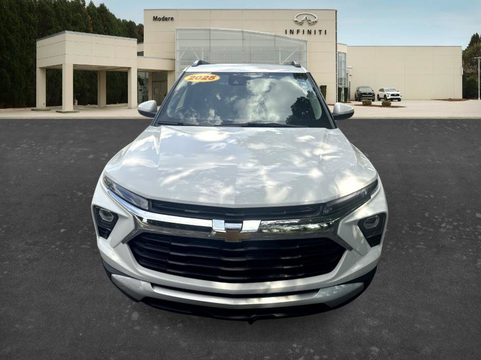 Used 2025 Chevrolet TrailBlazer LT FWD image 2