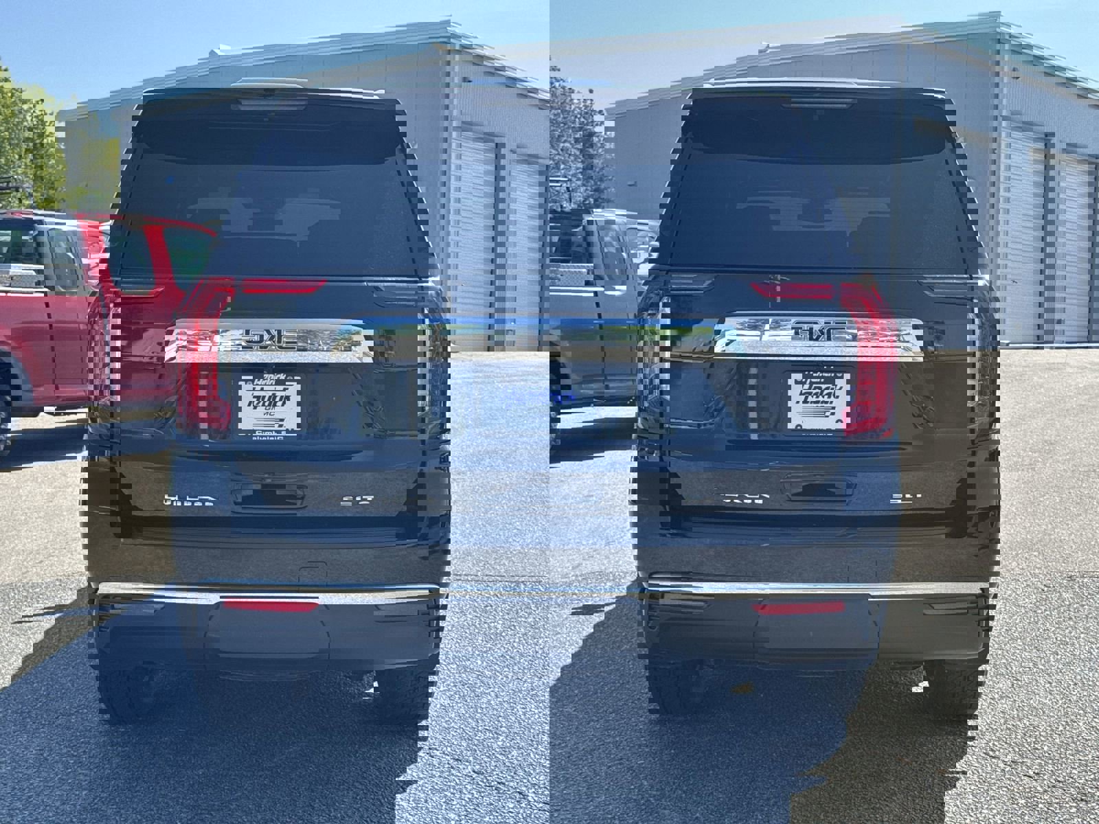 Used 2024 GMC Yukon SLT w/ SLT Luxury Package image 9