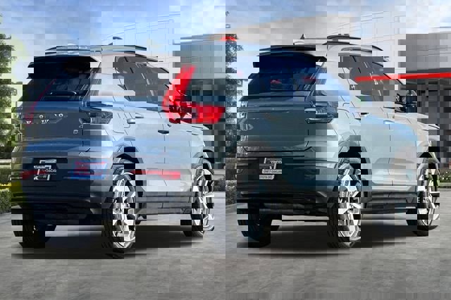 Used 2023 Volvo XC40 B4 Ultimate image 4