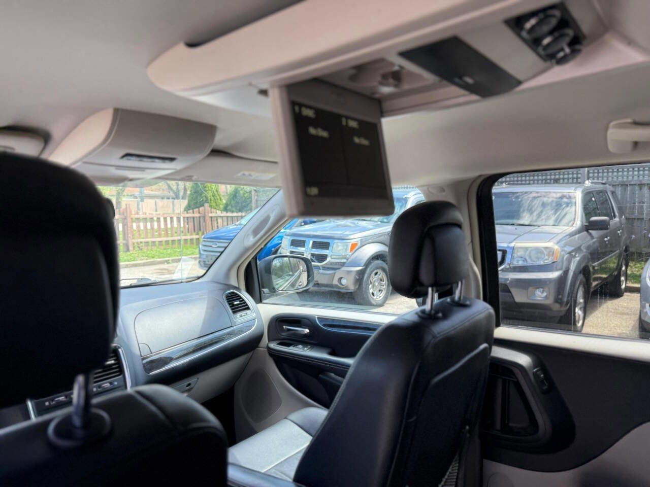 Used 2014 Chrysler Town & Country Touring FWD image 23