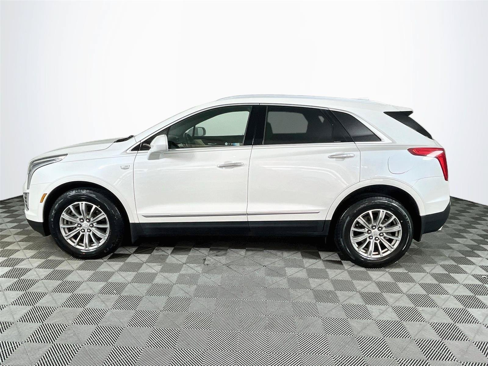 Used 2018 Cadillac XT5 Luxury w/ Driver Awareness Package FWD image 4