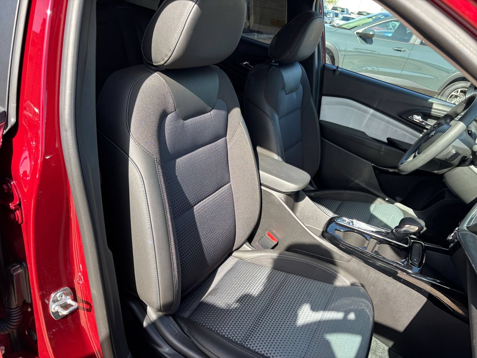 Used 2025 Chevrolet Trax LT FWD image 30