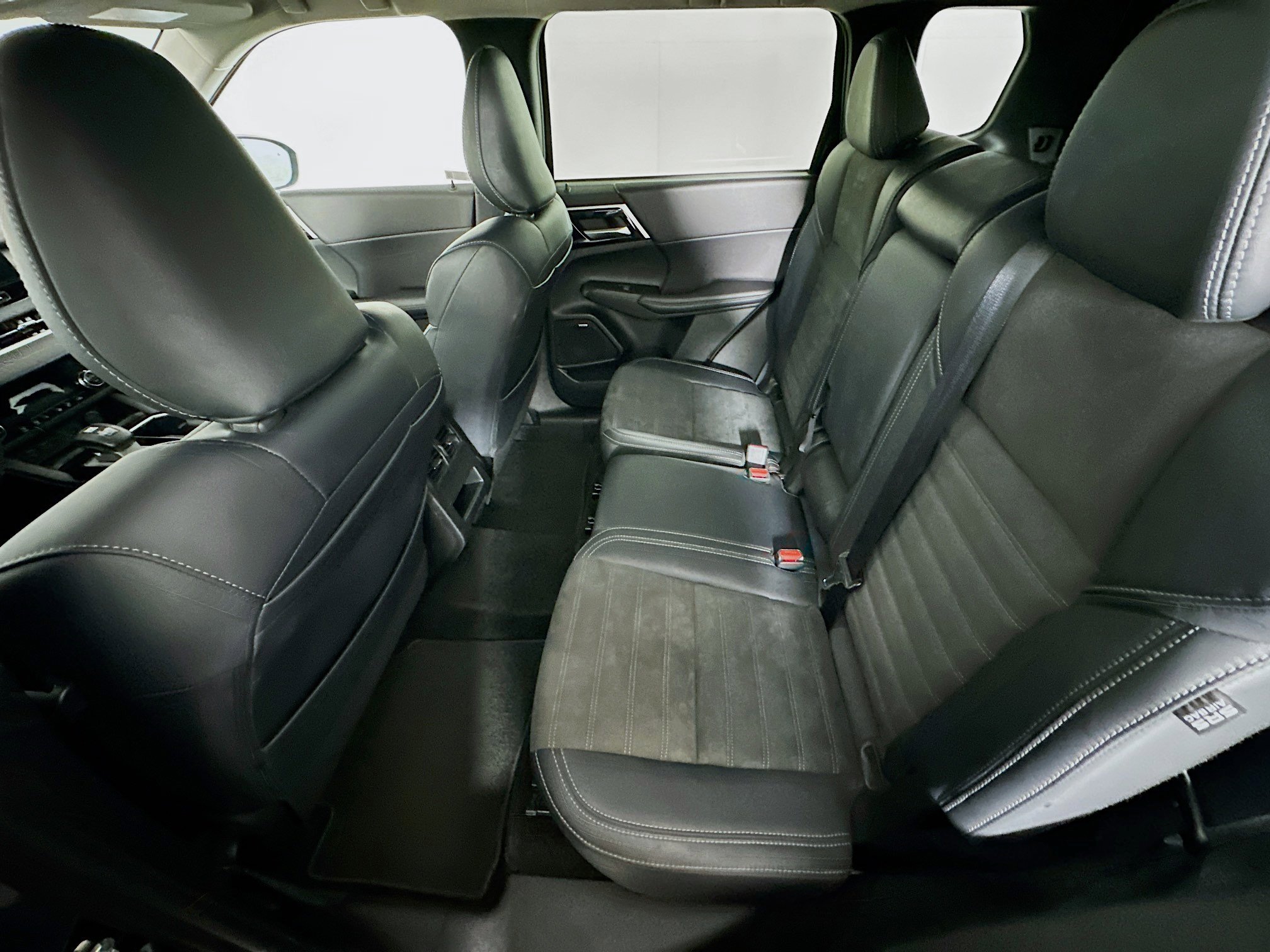 Used 2025 Mitsubishi Outlander SE FWD image 28