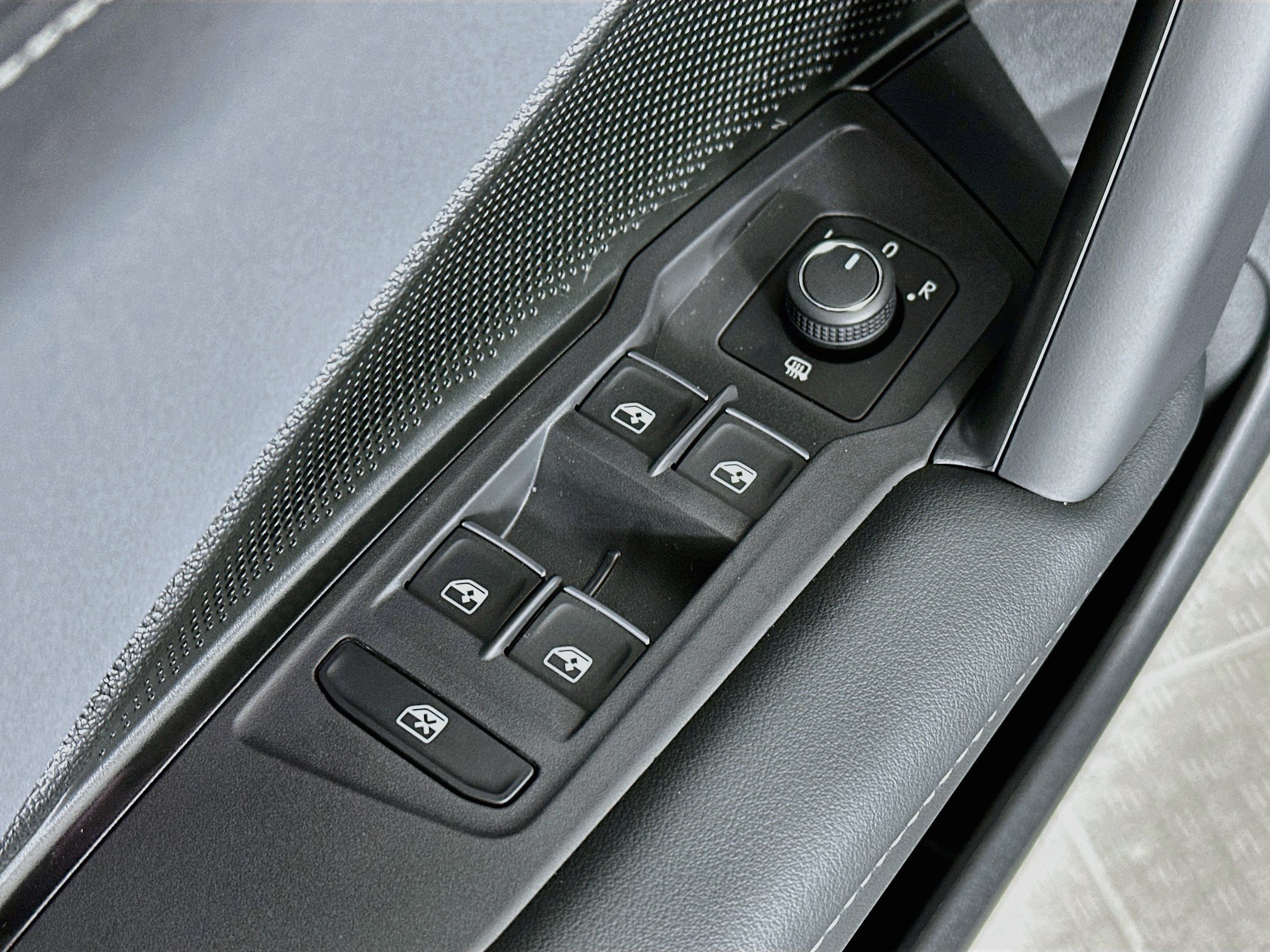 New 2026 Volkswagen Tiguan SE R-Line AWD/4WD image 17