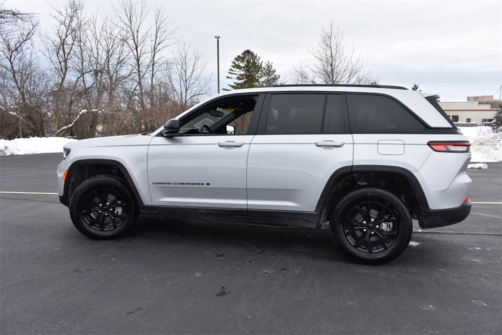 Used 2024 Jeep Grand Cherokee Altitude image 8
