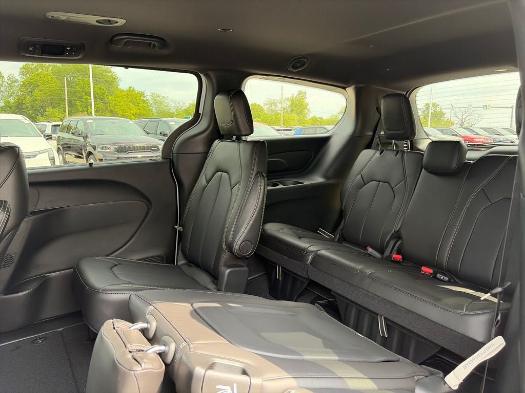New 2027 Chrysler Pacifica LX FWD image 30